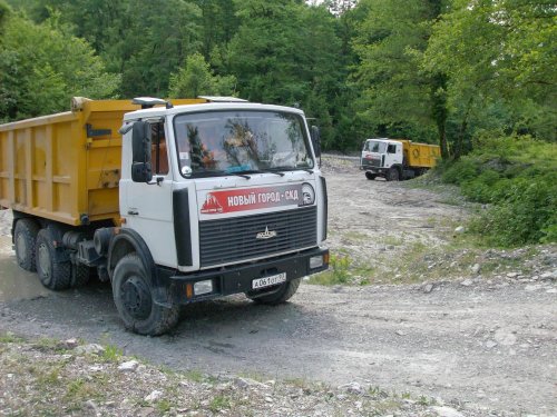 (2009.05.21) Незаконная добыча гравия в русле реки Шахе (г.Сочи)